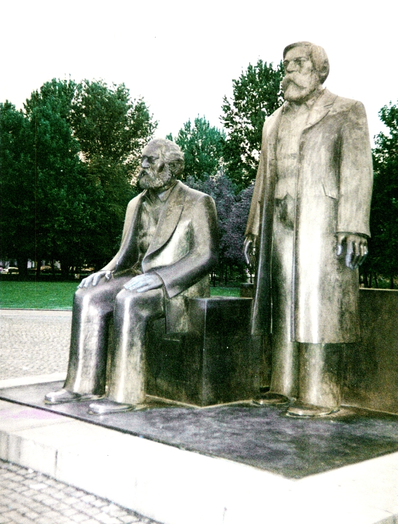 Marx_Engels_Denkmal_Berlin_2
